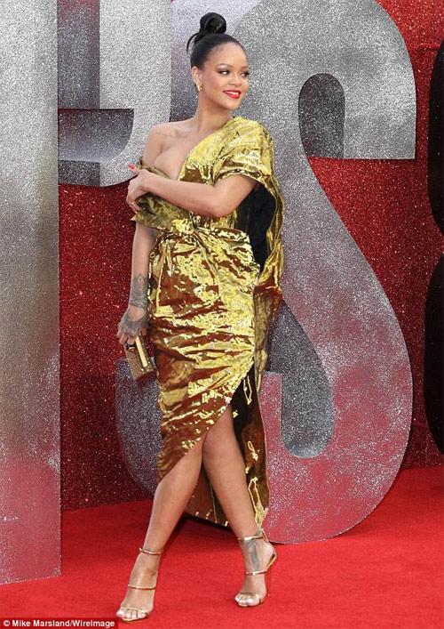 11 Bộ Đồ Phóng Khoáng Nhất Của Rihanna