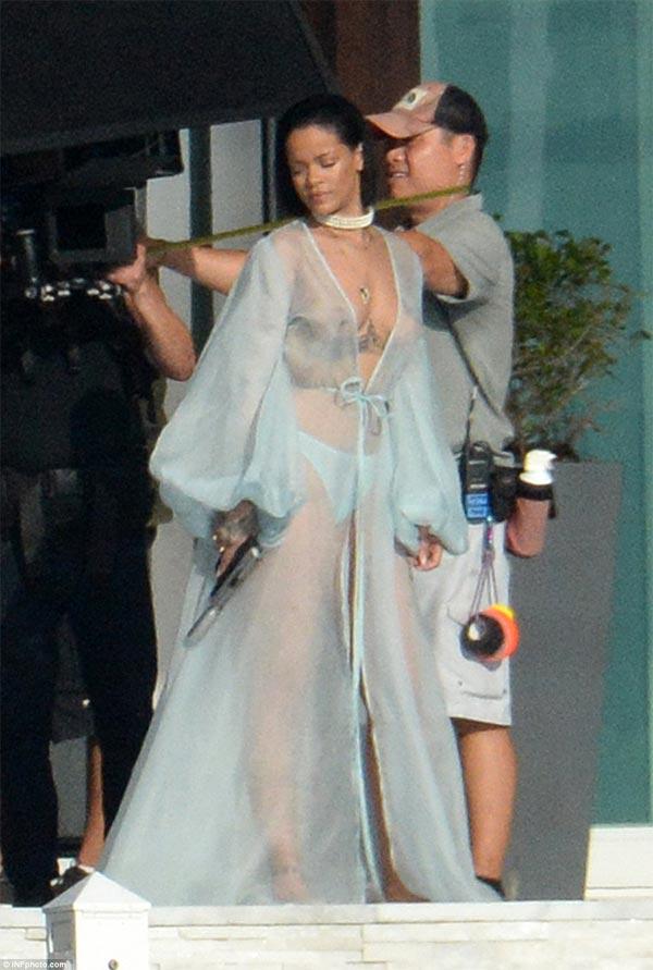 11 bo do phong khoang nhat cua rihanna - 13