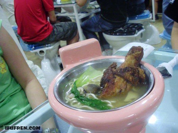 cho thuc an vao bon cau roi dem ban cho khach khien ke to mo, nguoi khong dam thu - 2