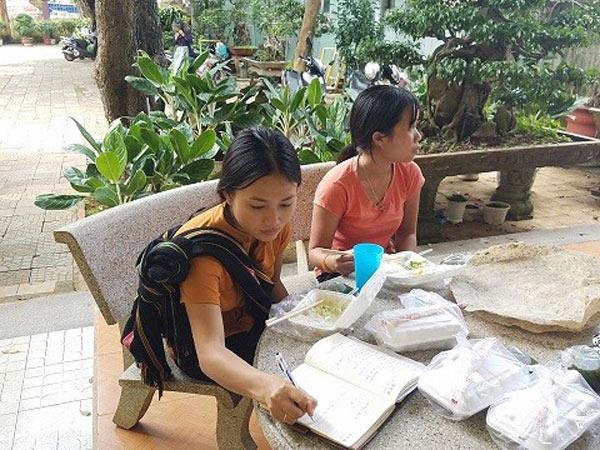 hy huu: nu sinh am con 3 thang tuoi du thi thpt quoc gia 2018 - 1