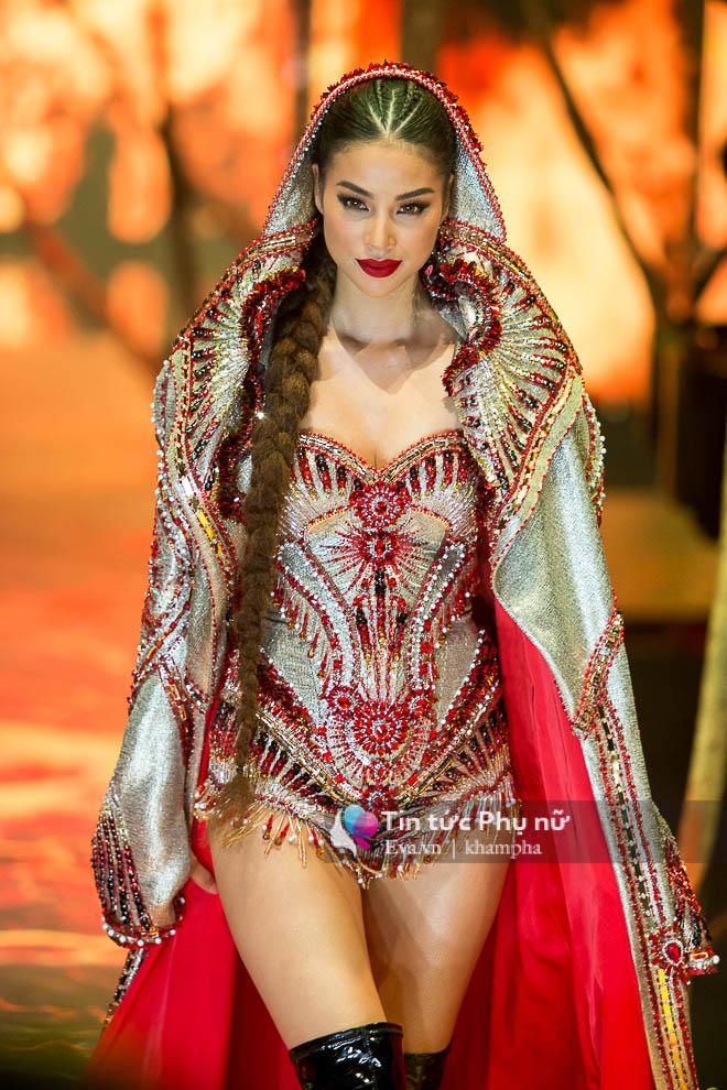 pham huong va huong giang dot chay san dien khi lam vedette trong show do long - 2