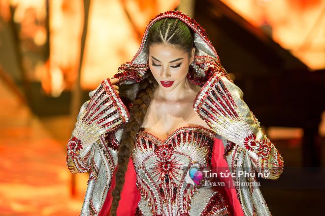 pham huong va huong giang dot chay san dien khi lam vedette trong show do long - 4