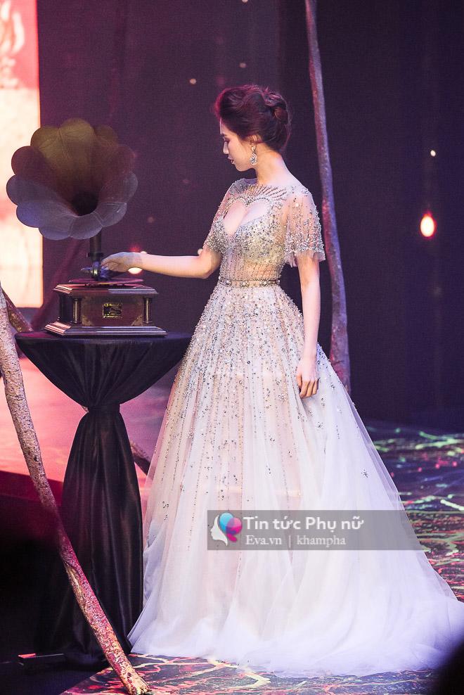 pham huong va huong giang dot chay san dien khi lam vedette trong show do long - 12