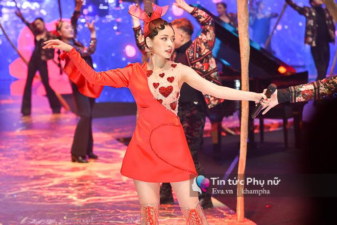 pham huong va huong giang dot chay san dien khi lam vedette trong show do long - 10