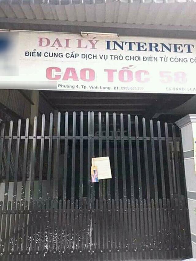 tam bien treo truoc quan net va dong thong diep phia sau khien ai cung phai gat gu ung ho - 2