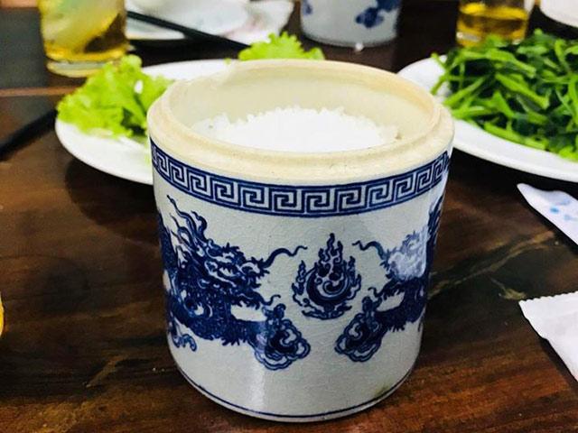 Bát cơm niêu của một nhà hàng khiến dân mạng cười bò thêm cây nhang với quả trứng là đẹp