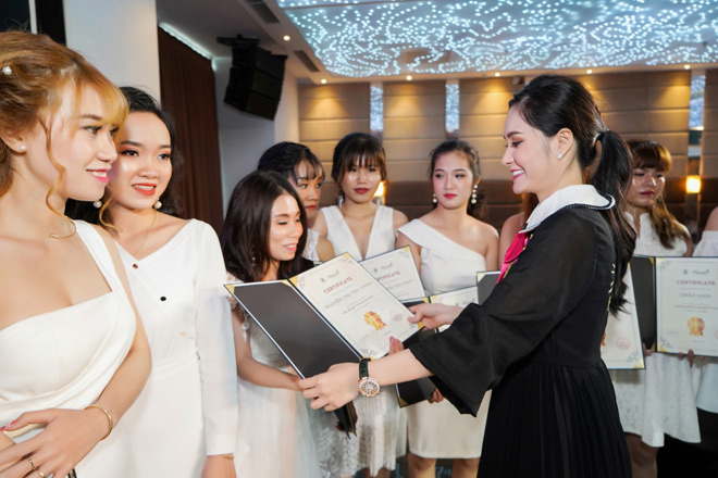 doanh nhan di bang dien do hieu minh hoa cho bai giang huan luyen hanayuki - 7