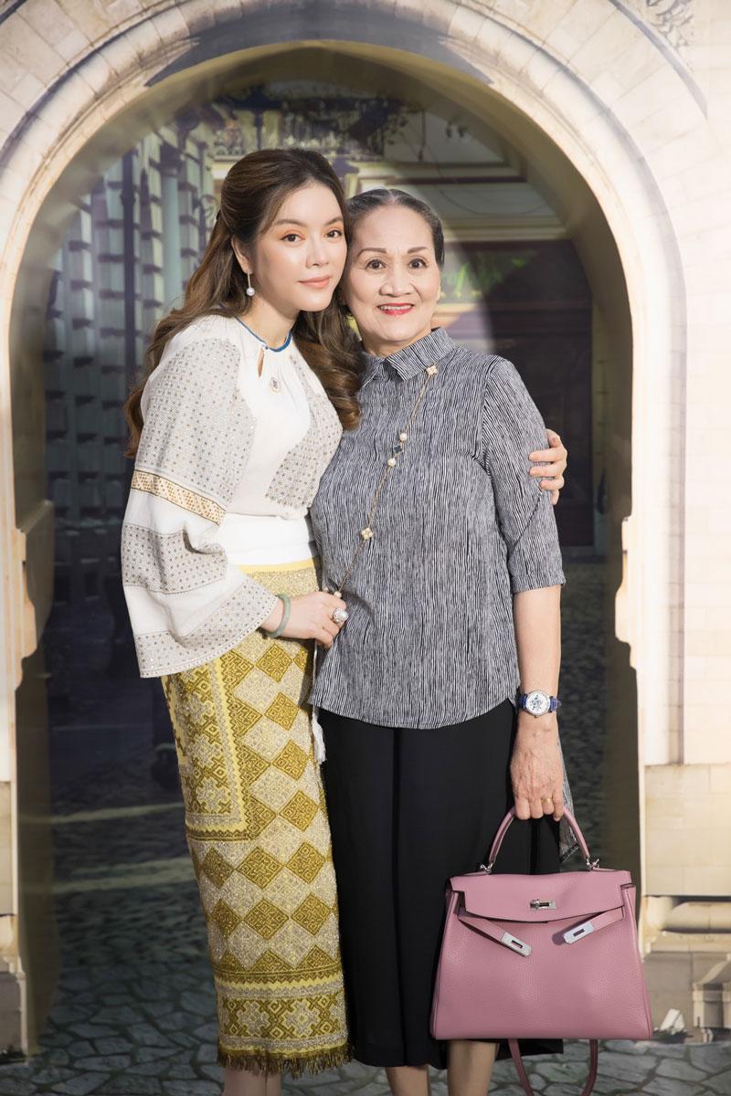 me ly nha ky xach tui nua ty den chuc mung con gai lam lanh su danh du rumani - 1