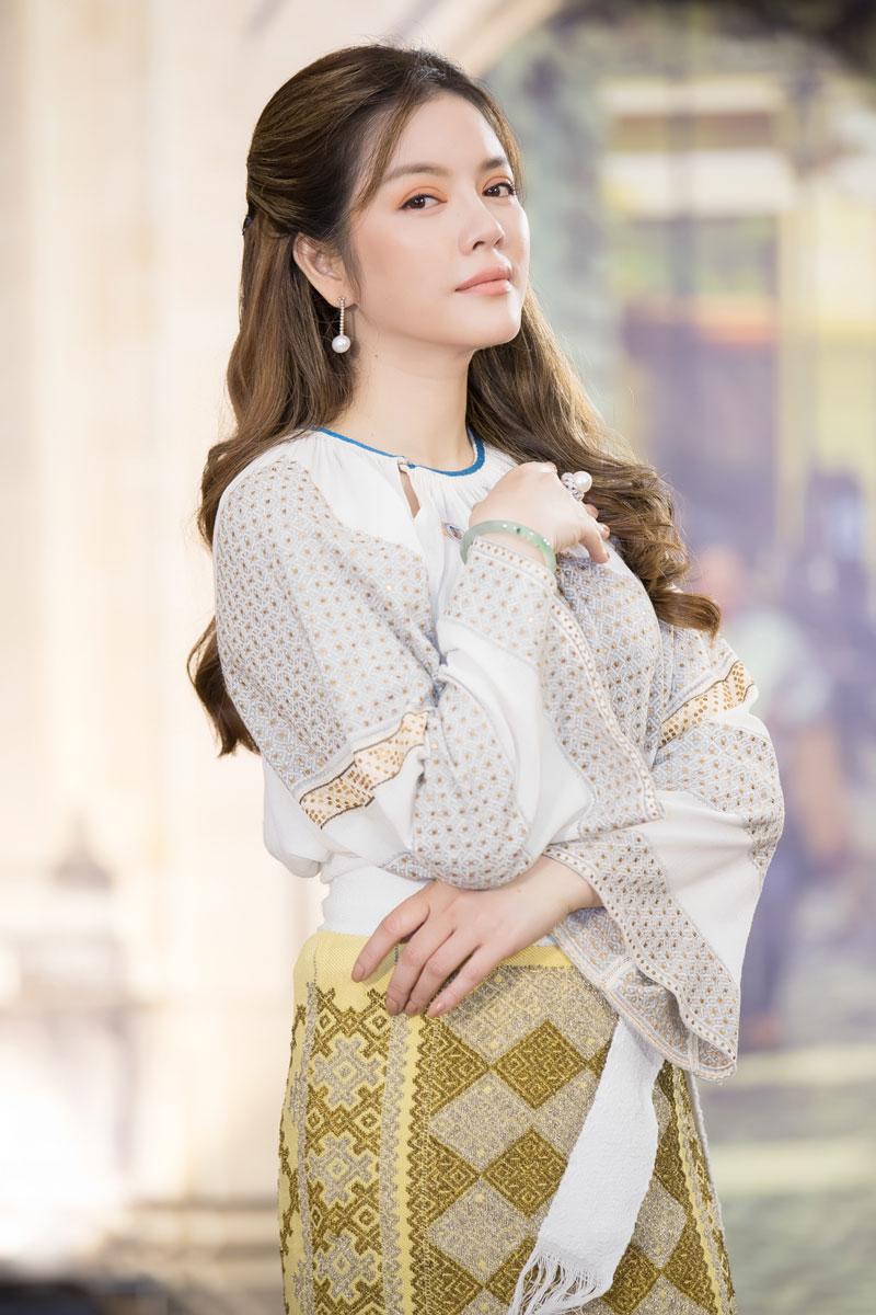 me ly nha ky xach tui nua ty den chuc mung con gai lam lanh su danh du rumani - 5