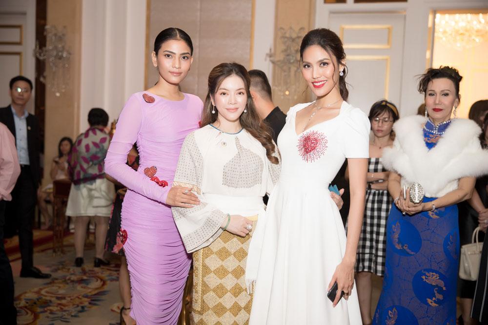 me ly nha ky xach tui nua ty den chuc mung con gai lam lanh su danh du rumani - 6
