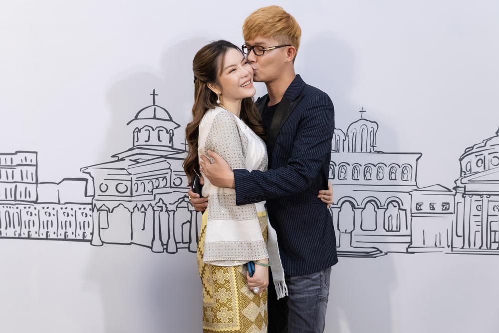 me ly nha ky xach tui nua ty den chuc mung con gai lam lanh su danh du rumani - 7