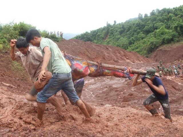 Nỗi đau tột cùng giây phút vợ chồng chia lìa, bố con tử biệt trong mưa lũ lịch sử