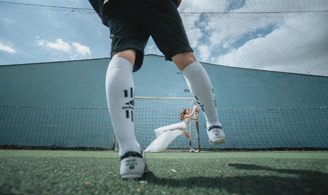 anh cuoi co dau di giay the thao tren san bong mua world cup gay 'sot mang' - 5