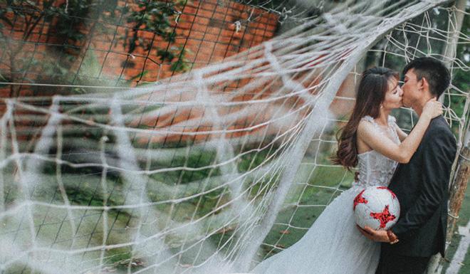 anh cuoi co dau di giay the thao tren san bong mua world cup gay 'sot mang' - 8