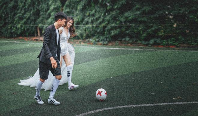 anh cuoi co dau di giay the thao tren san bong mua world cup gay 'sot mang' - 7