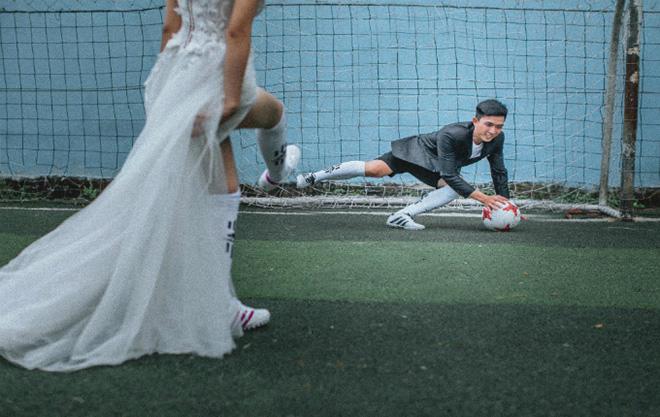 anh cuoi co dau di giay the thao tren san bong mua world cup gay 'sot mang' - 3