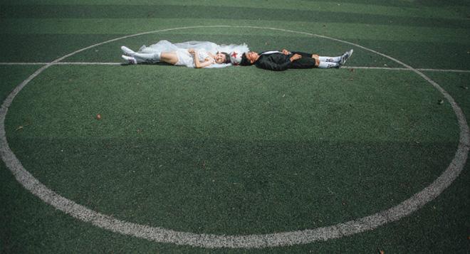 anh cuoi co dau di giay the thao tren san bong mua world cup gay 'sot mang' - 4