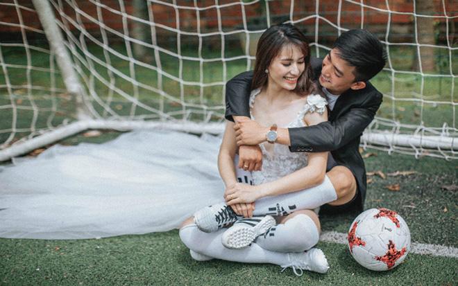 anh cuoi co dau di giay the thao tren san bong mua world cup gay 'sot mang' - 2