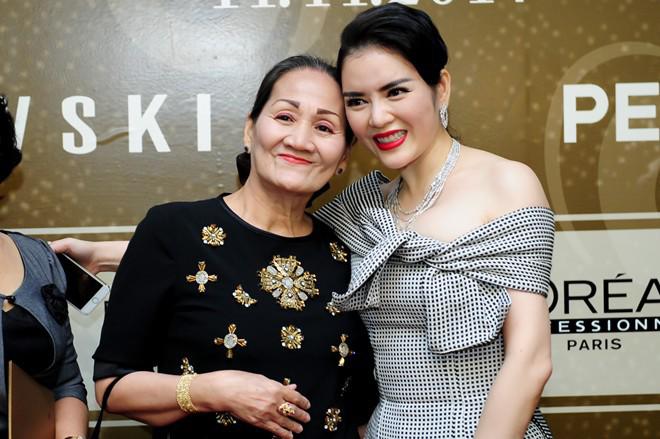 lo dien chan dung me ruot ly nha ky, u70 than thai sang trong du da len chuc ba ngoai - 1