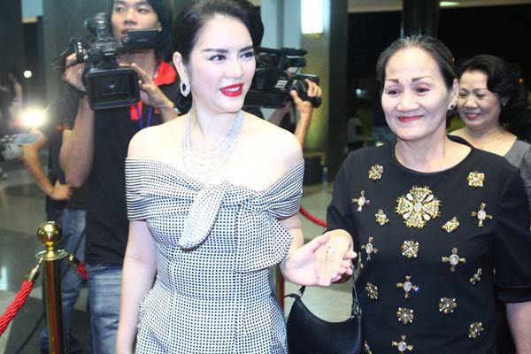 lo dien chan dung me ruot ly nha ky, u70 than thai sang trong du da len chuc ba ngoai - 2