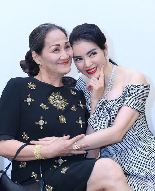 lo dien chan dung me ruot ly nha ky, u70 than thai sang trong du da len chuc ba ngoai - 3