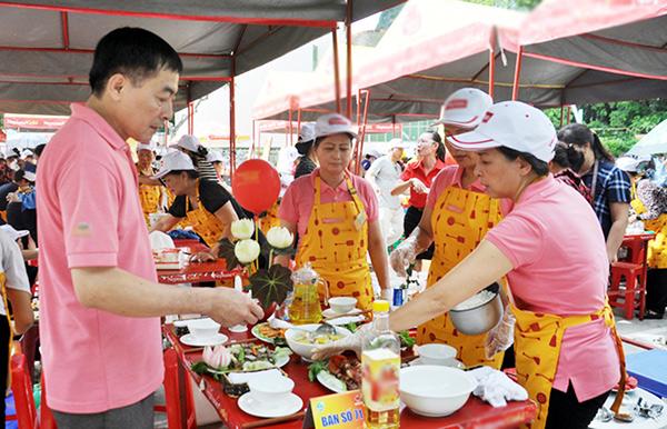 doi thu thi mam com gia dinh 200 nghin toan hai san, ba noi tro len mang to "an gian" - 3