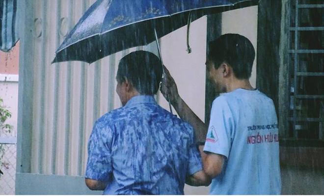 buc anh xuc dong ky thi thpt quoc gia: bo uot dam lung ao de che o cho con trai - 1