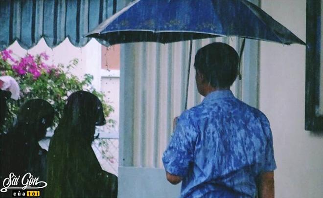 buc anh xuc dong ky thi thpt quoc gia: bo uot dam lung ao de che o cho con trai - 2