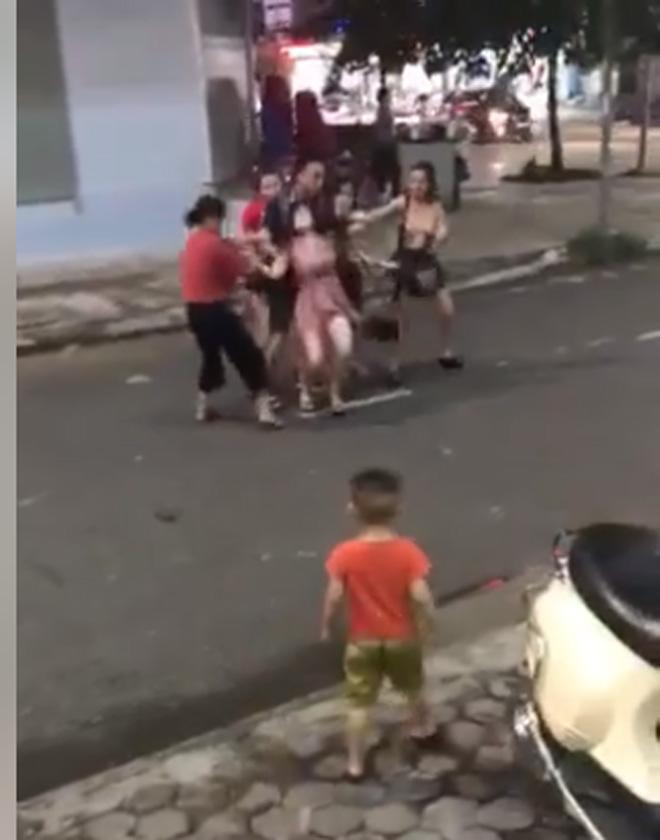 dua nhan tinh di an lau, chong bi vo bat tai tran roi danh ghen, xe quan ao co bo - 1