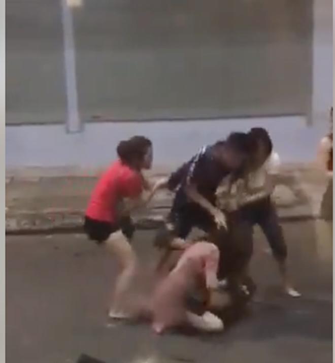 dua nhan tinh di an lau, chong bi vo bat tai tran roi danh ghen, xe quan ao co bo - 2