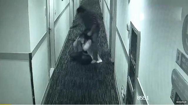 vao khach san dinh "hanh su", chua lam gi da danh nguoi tinh vi ly do bat ngo - 2