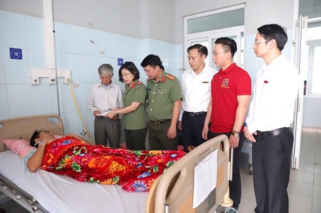 cu roi kinh hoang xuong vuc sau qua loi ke cua nguoi lai may xuc o lai chau - 2