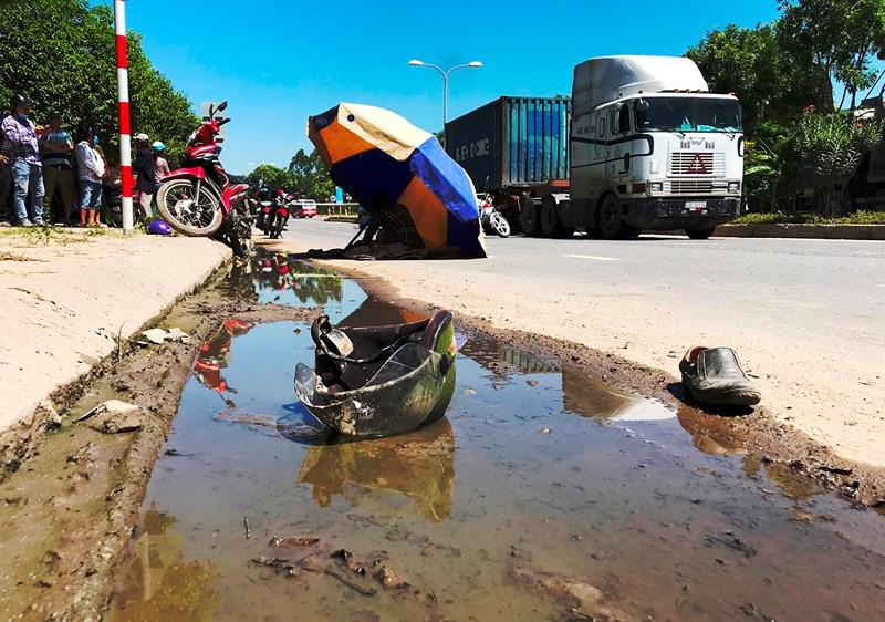 dau xot cha me gao khoc ben thi the con gai 5 tuoi bi tai nan thuong tam - 2