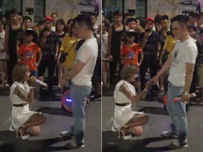 “hot girl xam tro” quy goi cau hon ban trai gay xon xao pho di bo hn - 1