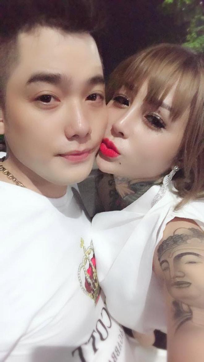 “hot girl xam tro” quy goi cau hon ban trai gay xon xao pho di bo hn - 2