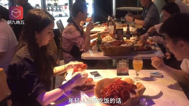 nha hang choi troi, thue han nguoi dep ngoi boc tom dang tan mieng khach the nay ai chang thich - 3