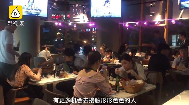 nha hang choi troi, thue han nguoi dep ngoi boc tom dang tan mieng khach the nay ai chang thich - 4