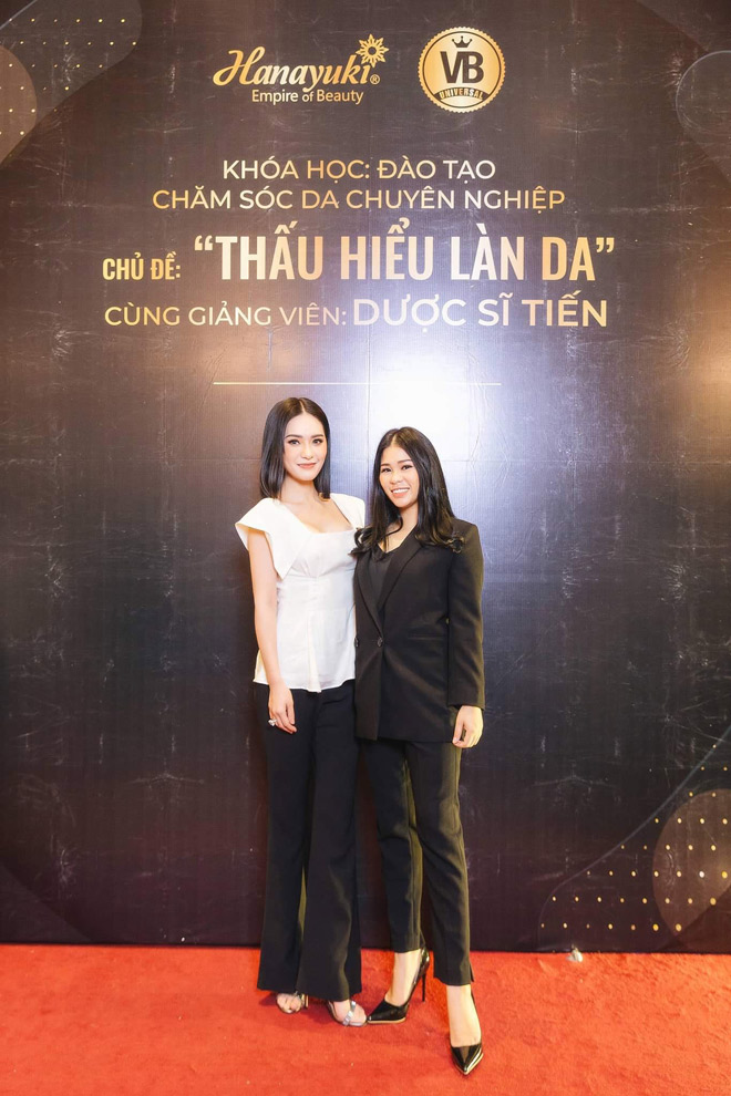 Dược sĩ Tiến “đứng lớp” đào tạo về chủ đề “Thấu hiểu làn da” cho các cô gái Hanayuki