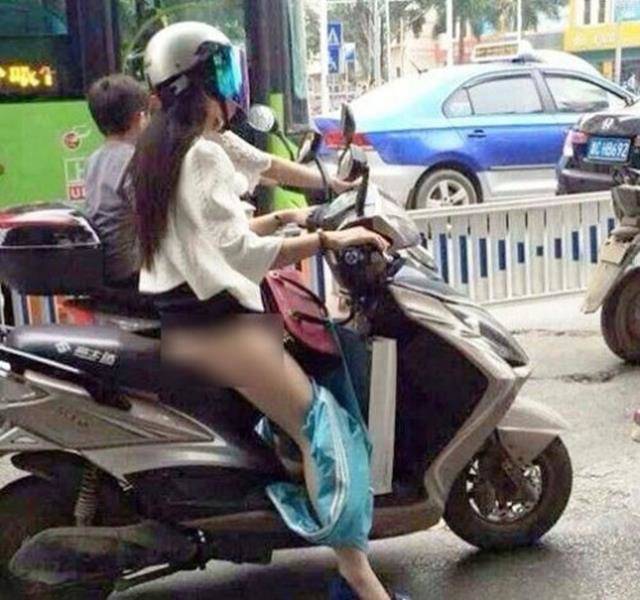 Bật mí cách ngồi sau xe máy khi mặc váy ngắn không lộ hàng