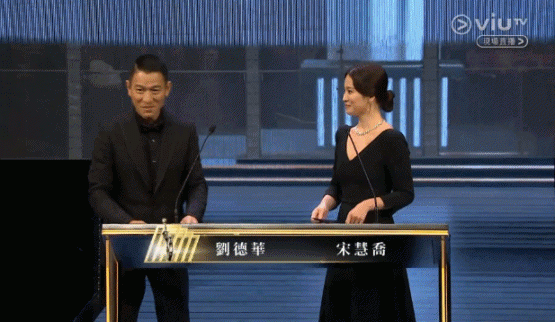 Váy xẻ khoe ngực lấp ló, Song Hye Kyo ngọt ngào bên người đàn ông chẳng phải Song Joong Ki-4