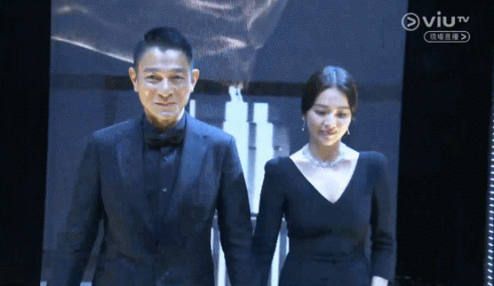 Váy xẻ khoe ngực lấp ló, Song Hye Kyo ngọt ngào bên người đàn ông chẳng phải Song Joong Ki-2