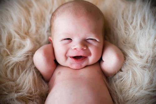 Với hình ảnh em bé cười dễ thương này, bạn sẽ được chứng kiến vẻ đẹp tuyệt vời của một em bé cười thật tươi. Hãy xem hình này để cảm nhận sự chân thật và tình yêu thật của bé với cuộc sống!