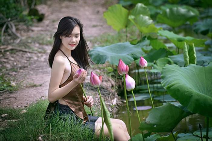 Hồ sen là một trong những biểu tượng đặc trưng của văn hóa Việt Nam. Ngoài ý nghĩa tâm linh, sen còn được sử dụng trong nhiều sản phẩm nghệ thuật, trong đó không thể thiếu được áo dài áo yếm. Xem hình ảnh đầy thu hút này và cảm nhận sự tinh tế của vẻ đẹp phương Đông.