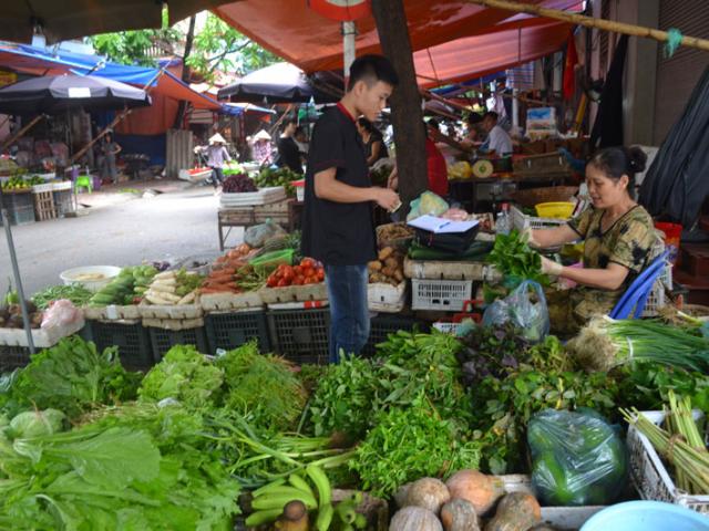Giá điện, xăng cùng tăng: Người Sài Gòn lao đao thời bão giá, tìm đủ mọi cách tiết kiệm