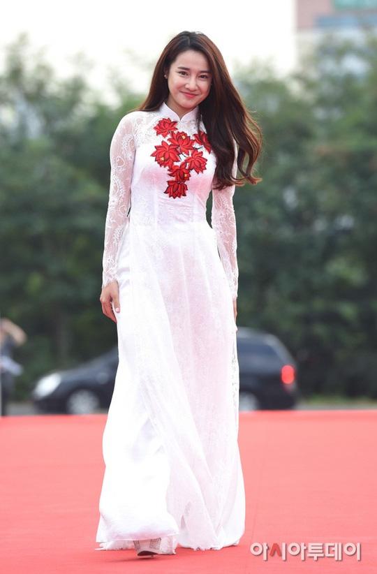 Ngoài trang phục màu trắng, Nhã Phương còn là nữ diễn viên diện áo dài đẹp nhất Vbiz - 13
