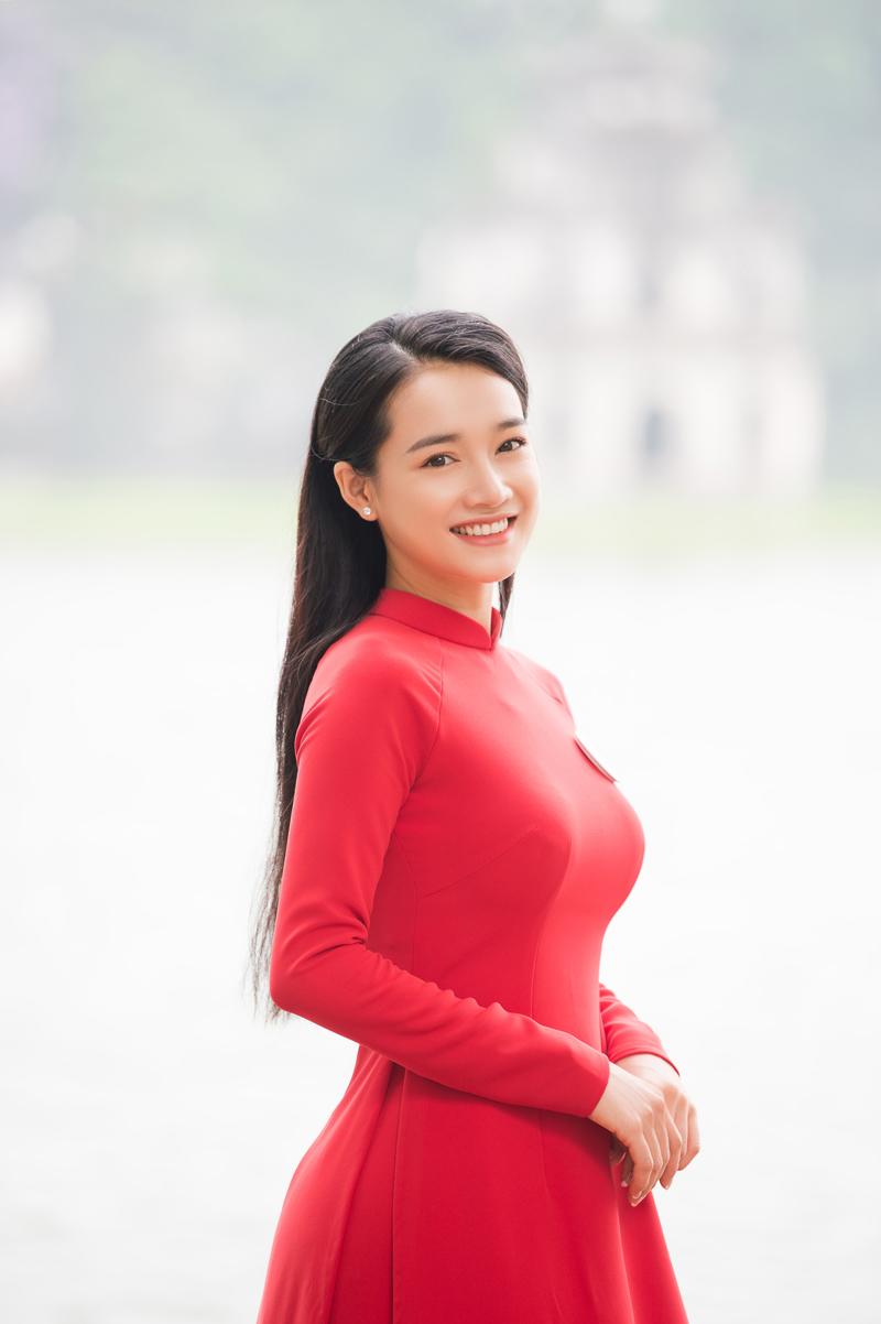 Ngoài trang phục màu trắng, Nhã Phương còn là nữ diễn viên diện áo dài đẹp nhất Vbiz - 1
