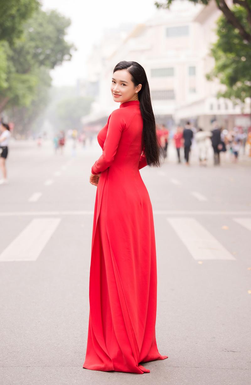 Ngoài trang phục màu trắng, Nhã Phương còn là nữ diễn viên diện áo dài đẹp nhất Vbiz - 2
