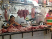 Thịt lợn giảm sâu, tiểu thương chợ truyền thống "chết đứng" Thịt lợn giảm sâu, tiểu thương chợ truyền thống "chết đứng"