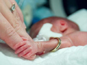 Bác sĩ phụ sản tiết lộ dấu hiệu sinh non mẹ bầu cần biết