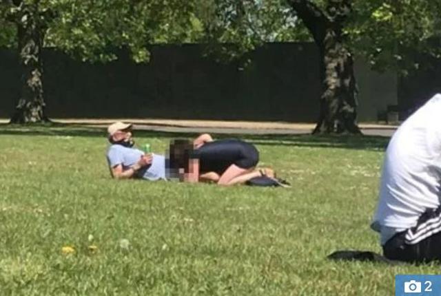 Cặp vợ chồng thản nhiên làm chuyện ấy giữa công viên khiến người xung quanh đỏ mặt - Tin tức